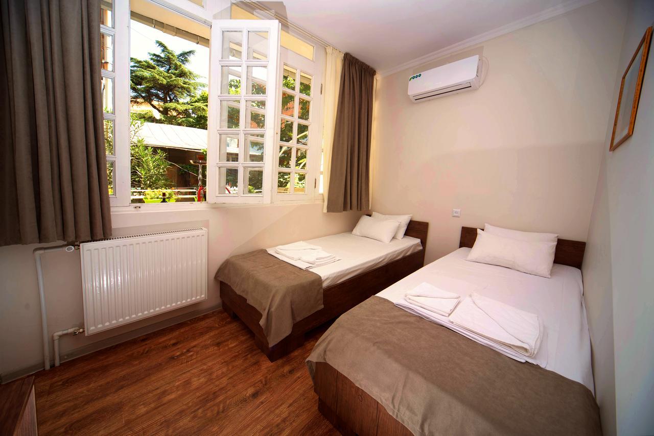 Bon Voyage Hostel Tbilisi Exterior photo