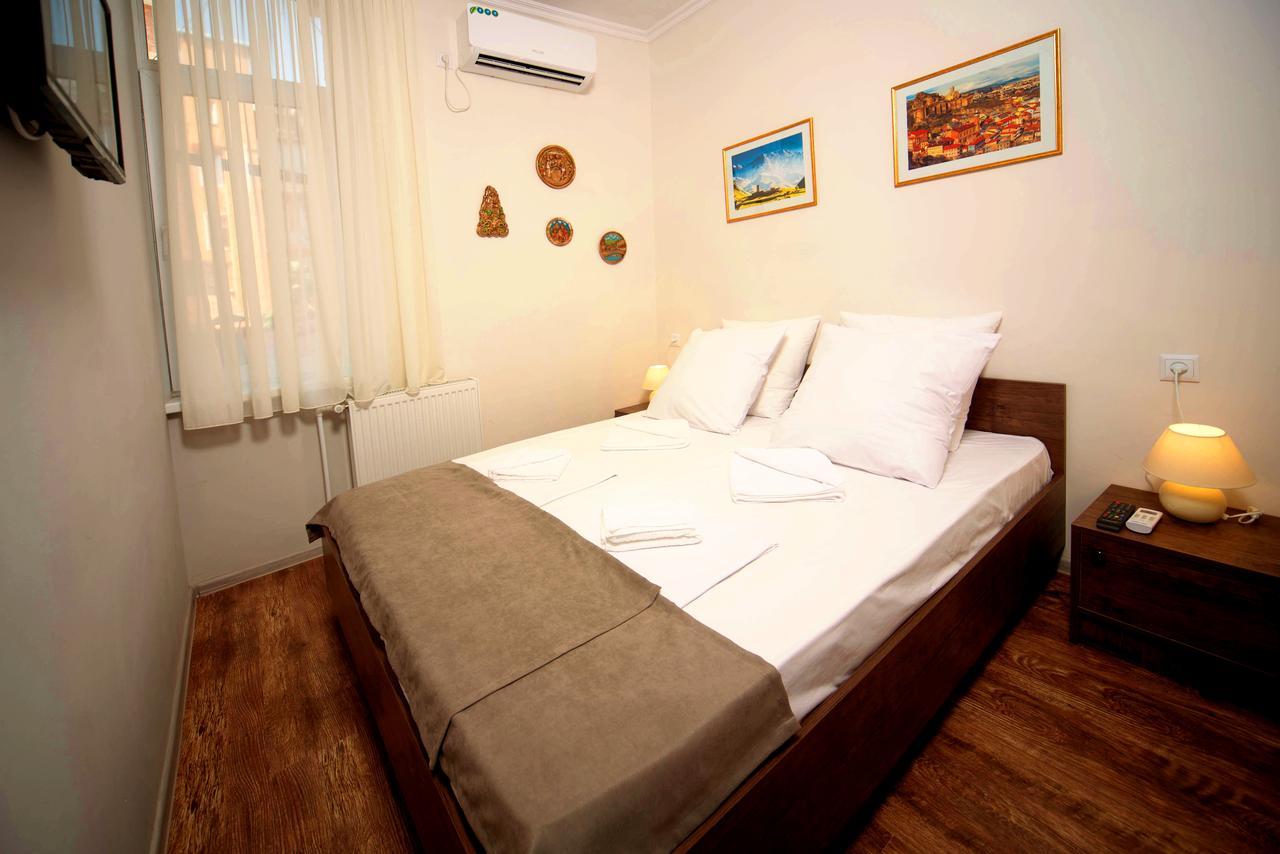 Bon Voyage Hostel Tbilisi Exterior photo
