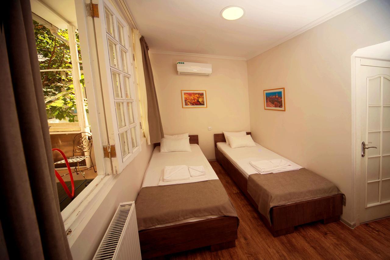 Bon Voyage Hostel Tbilisi Exterior photo